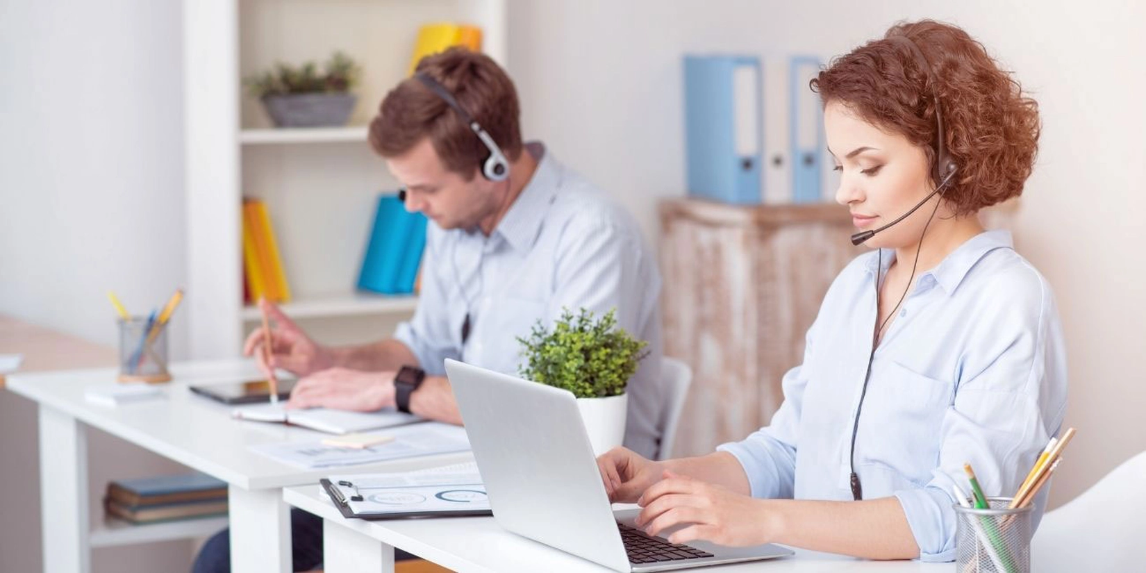 Mitarbeiter am Laptop und mit Headset