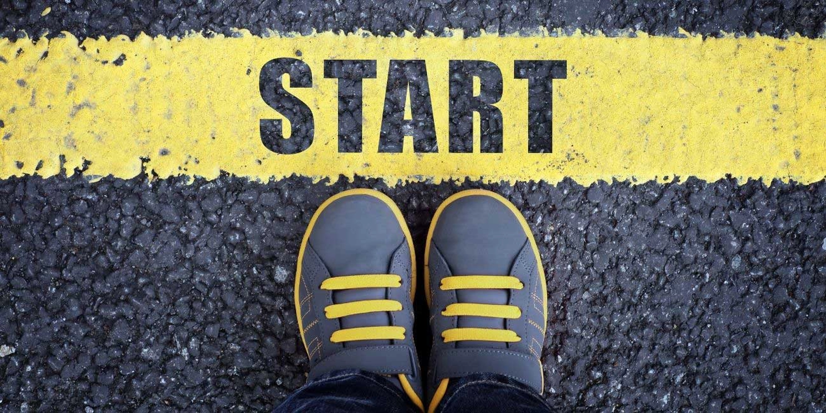 Turnschuhe vor Startlinie