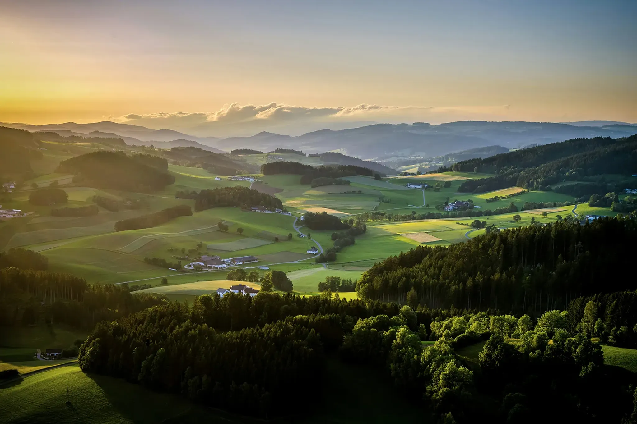 Ein malerischer Blick auf ein Tal mit Bergen im Hintergrund