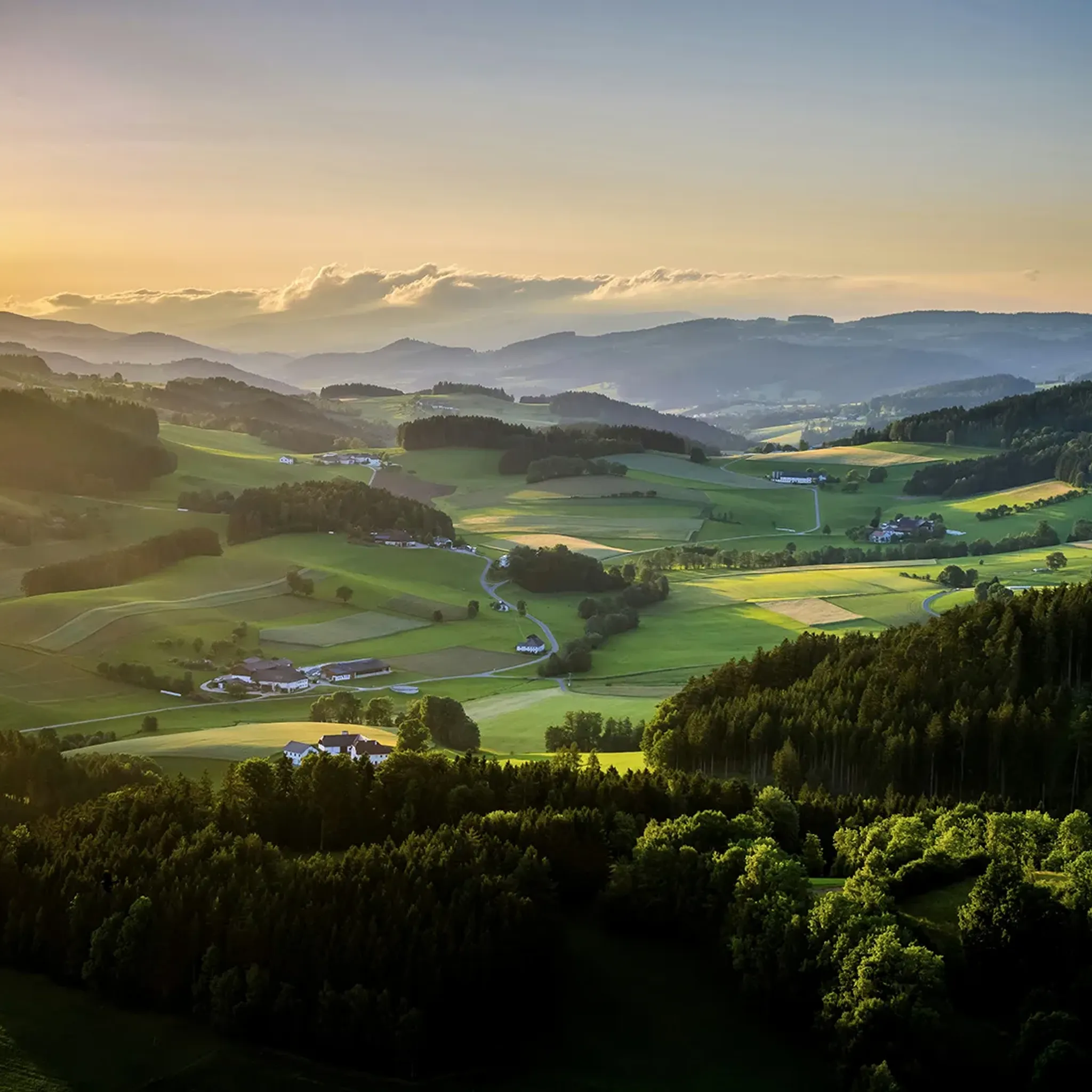 Ein malerischer Blick auf ein Tal mit Bergen im Hintergrund