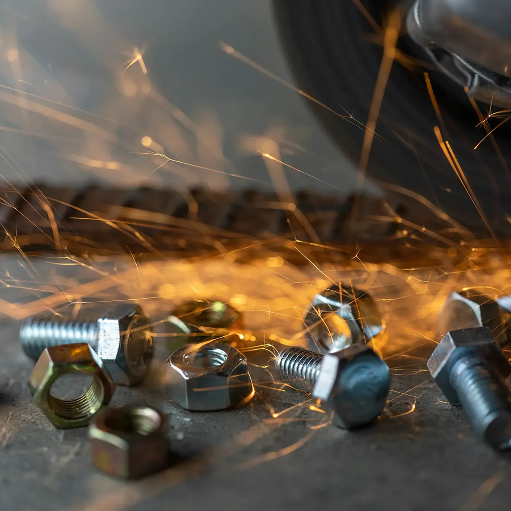 Schrauben mit Funken auf Boden