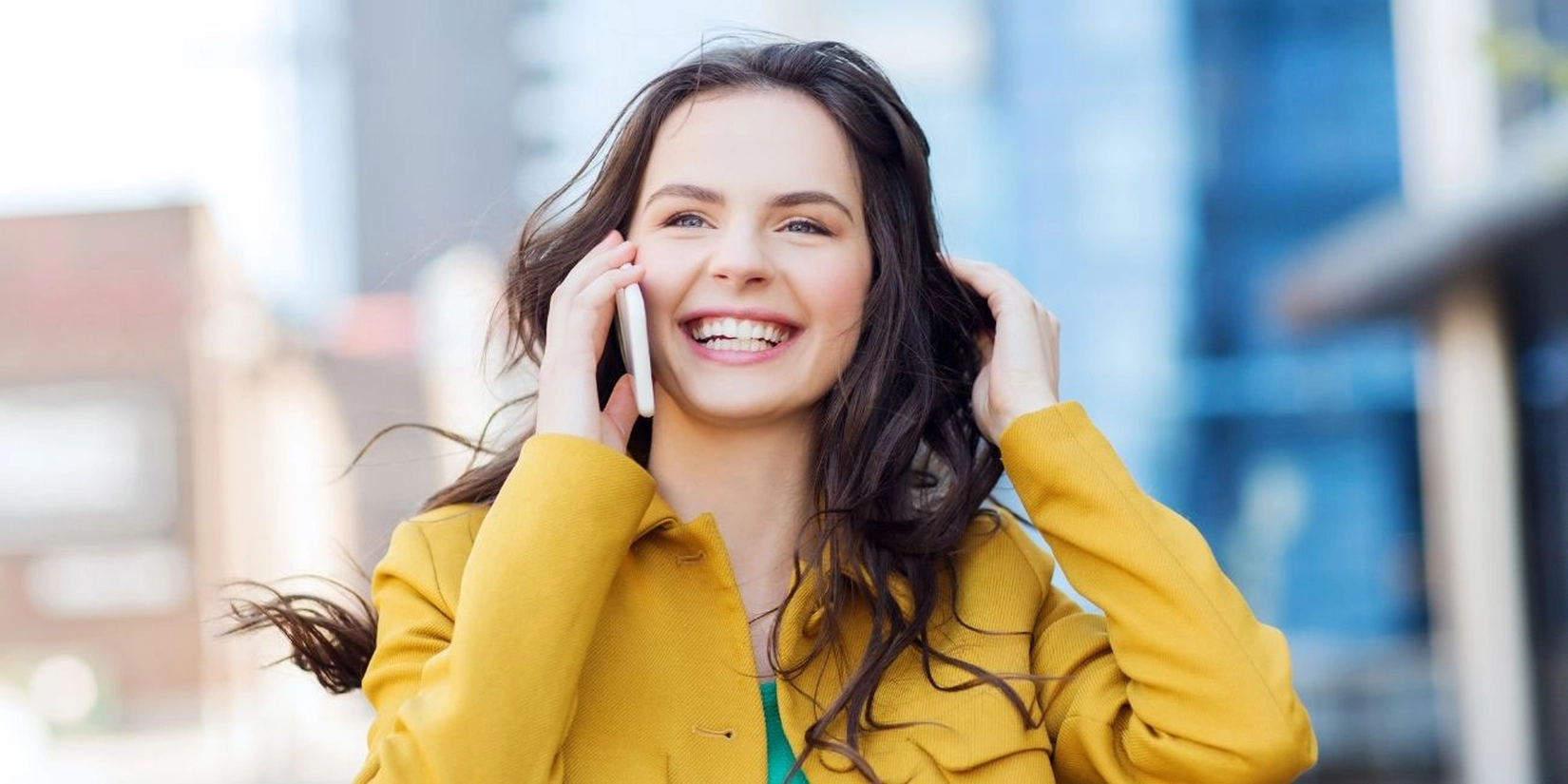 Frau telefoniert glücklich am Handy