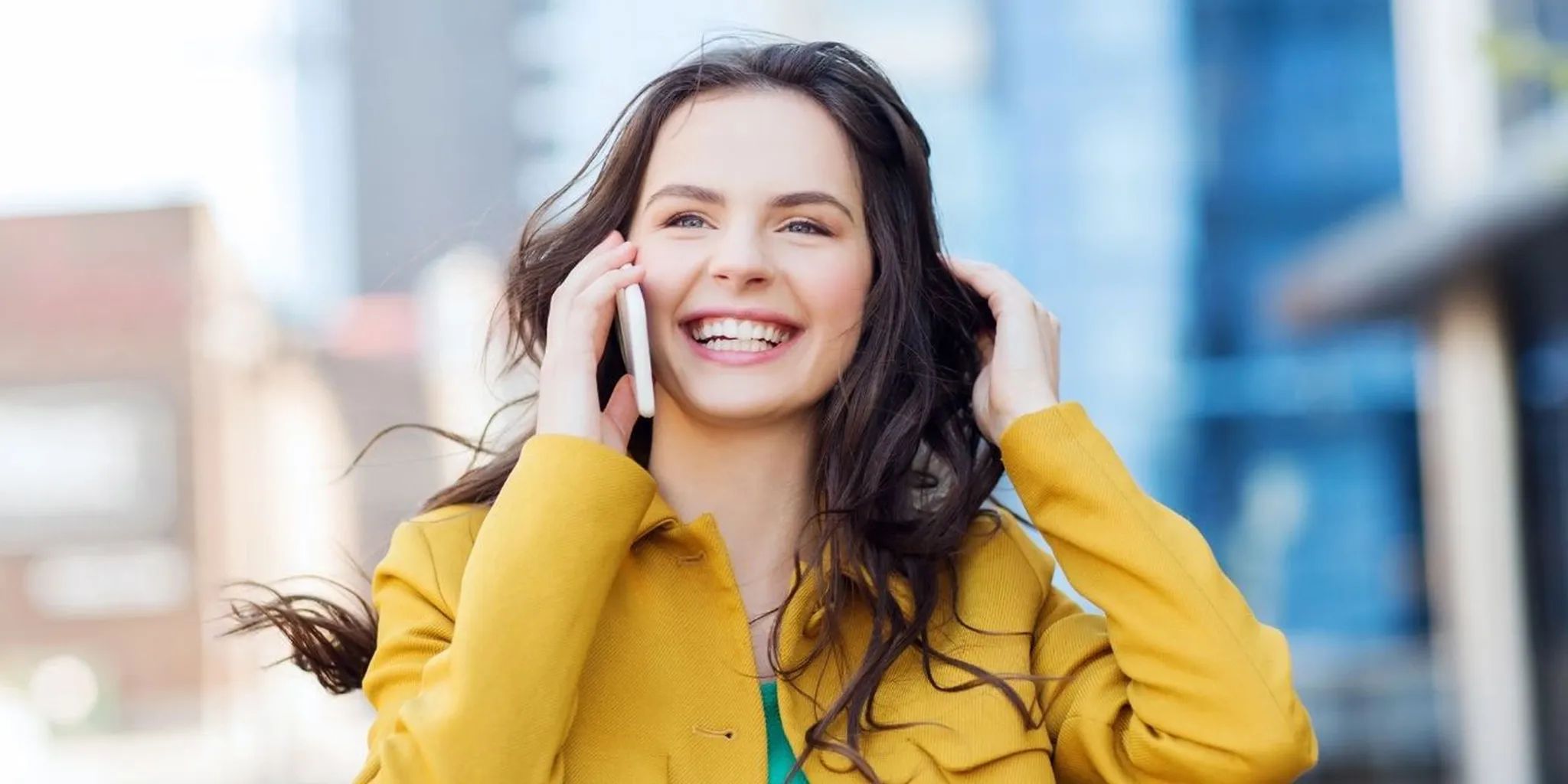 Frau telefoniert glücklich am Handy