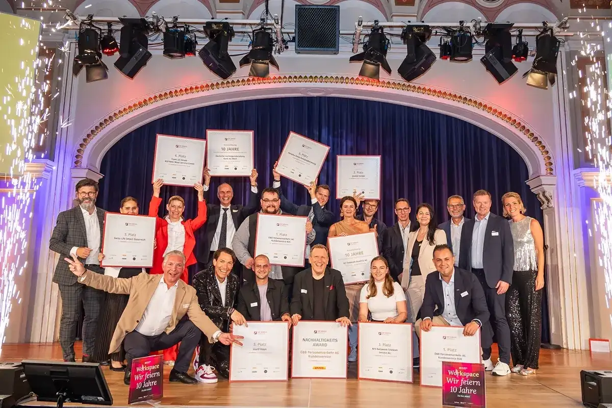 Menschen auf der Bühne bei Top Service Österreich 2025