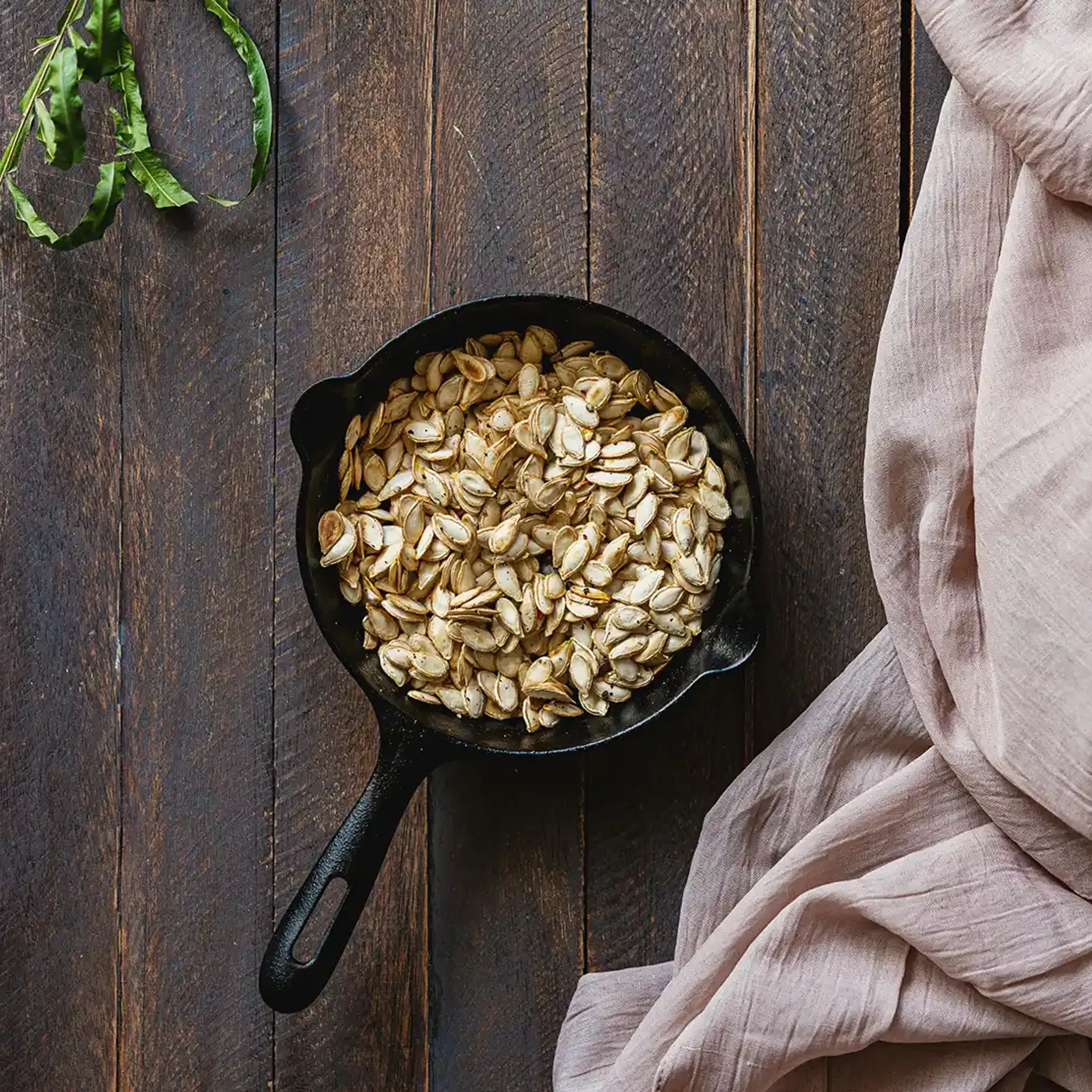 Gusseisenpfanne mit Kürbiskernen