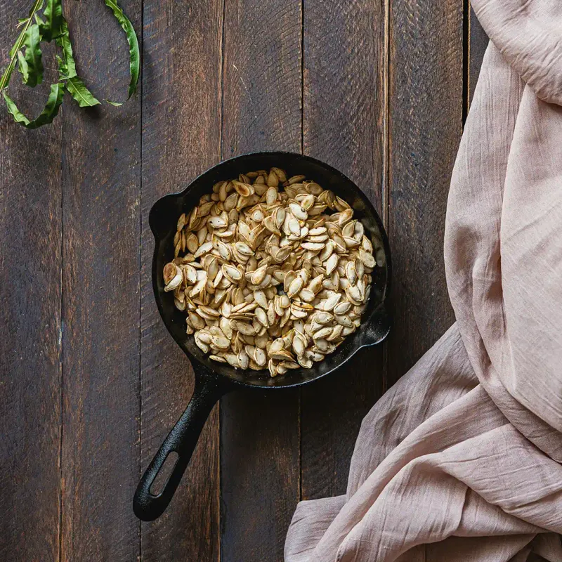 Gusseisenpfanne mit Kürbiskernen