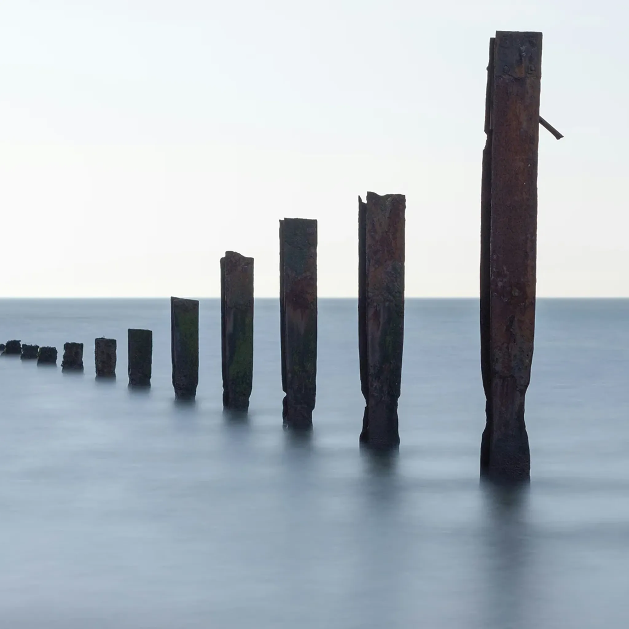 Metallpfosten im Meer