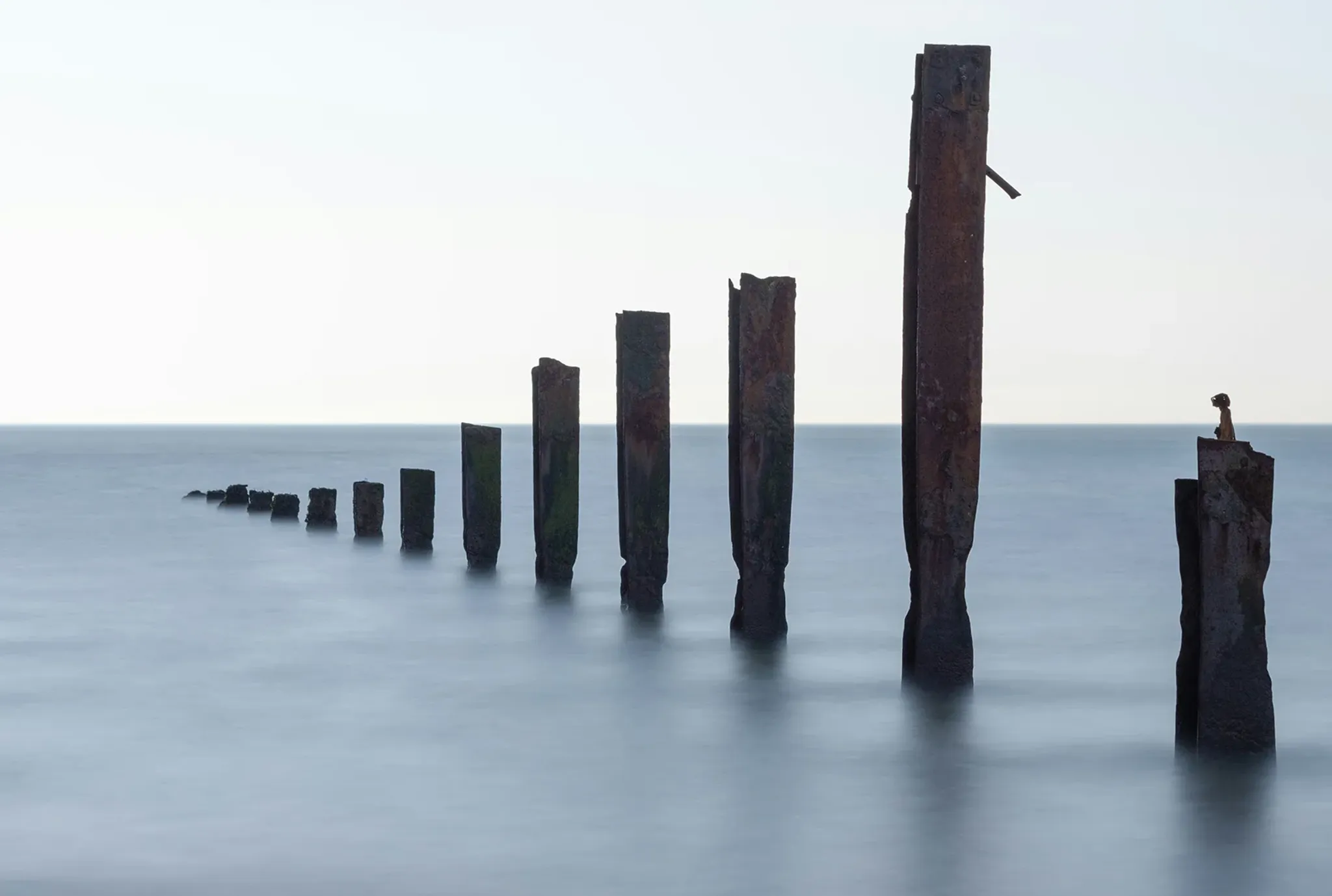 Metallpfosten im Meer