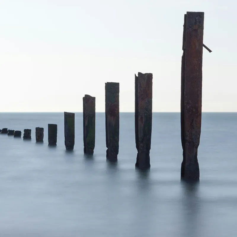 Metallpfosten im Meer