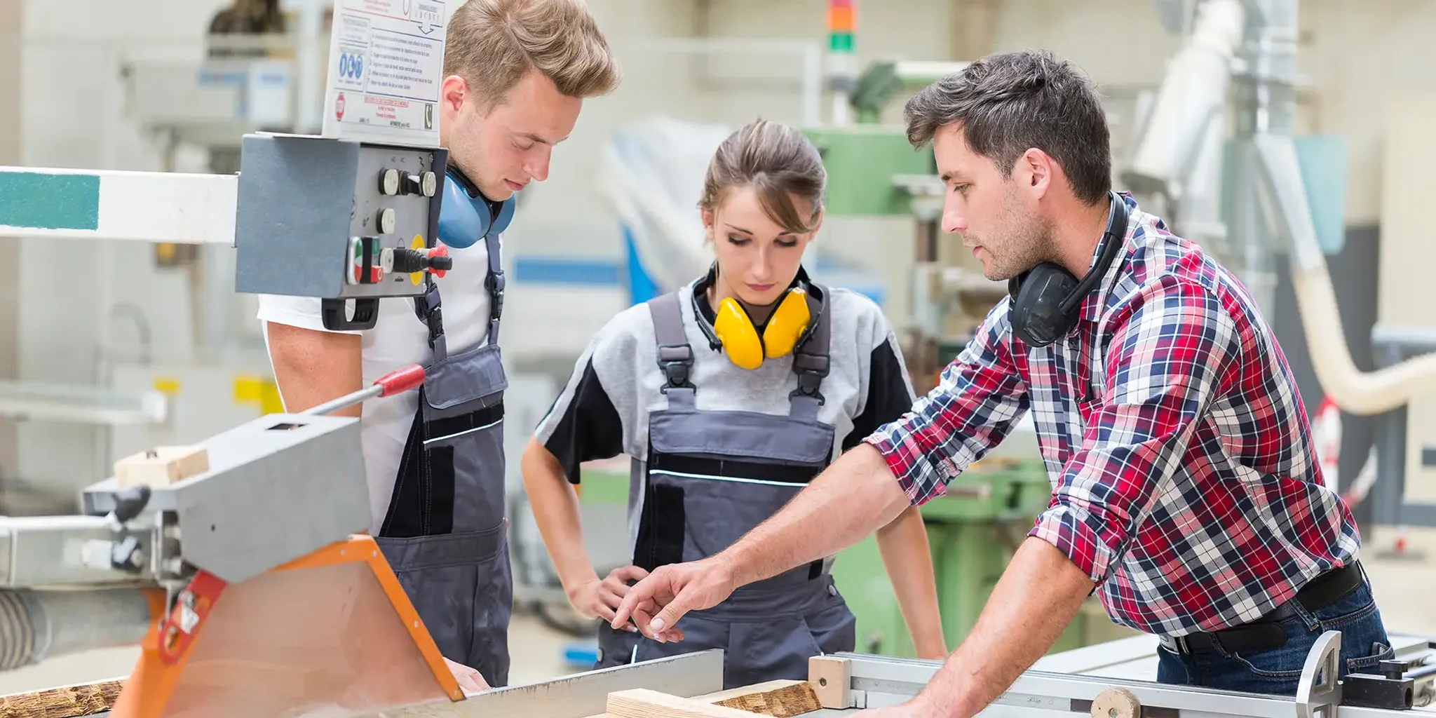 Ausbildner und Lehrlinge in Tischlerei