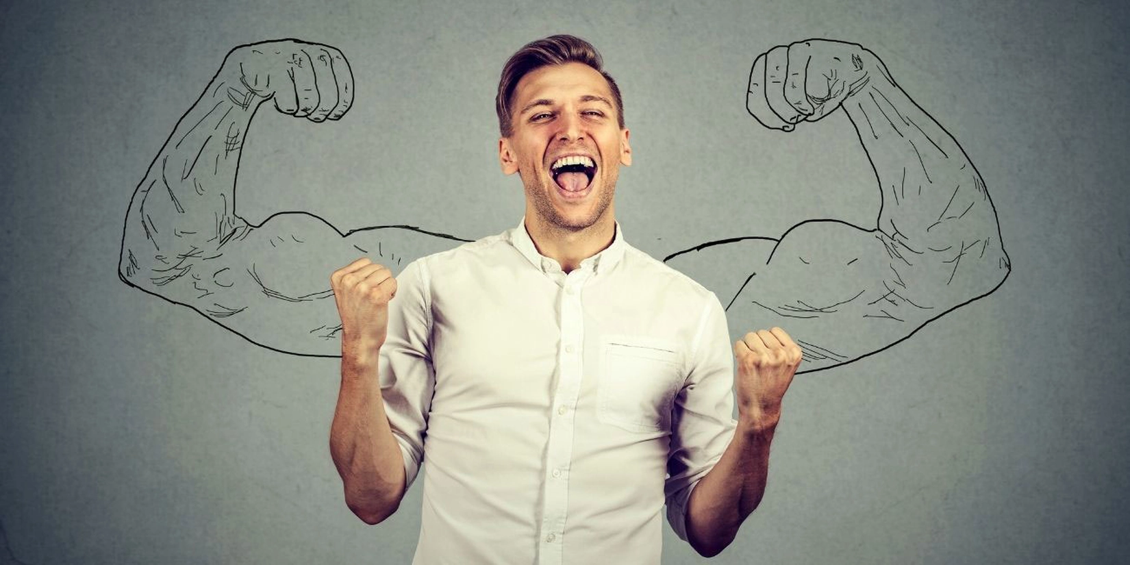 Mann freut sich mit Muskel-Bild im Hintergrund