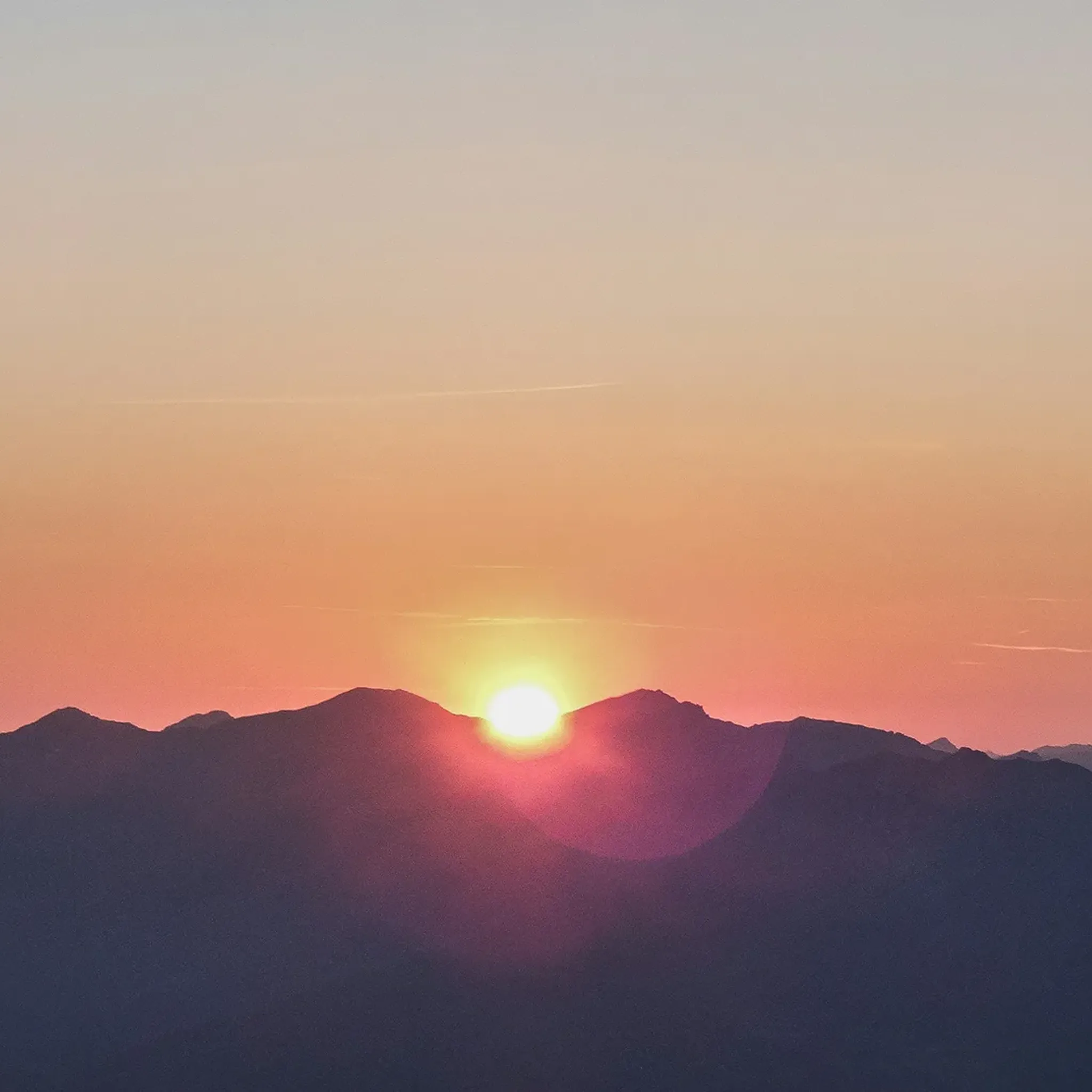 Sonnenaufgaben über Berggipfeln der Alpen