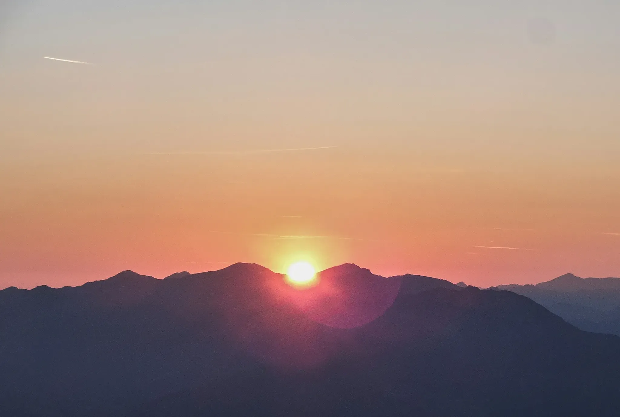 Sonnenaufgaben über Berggipfeln der Alpen