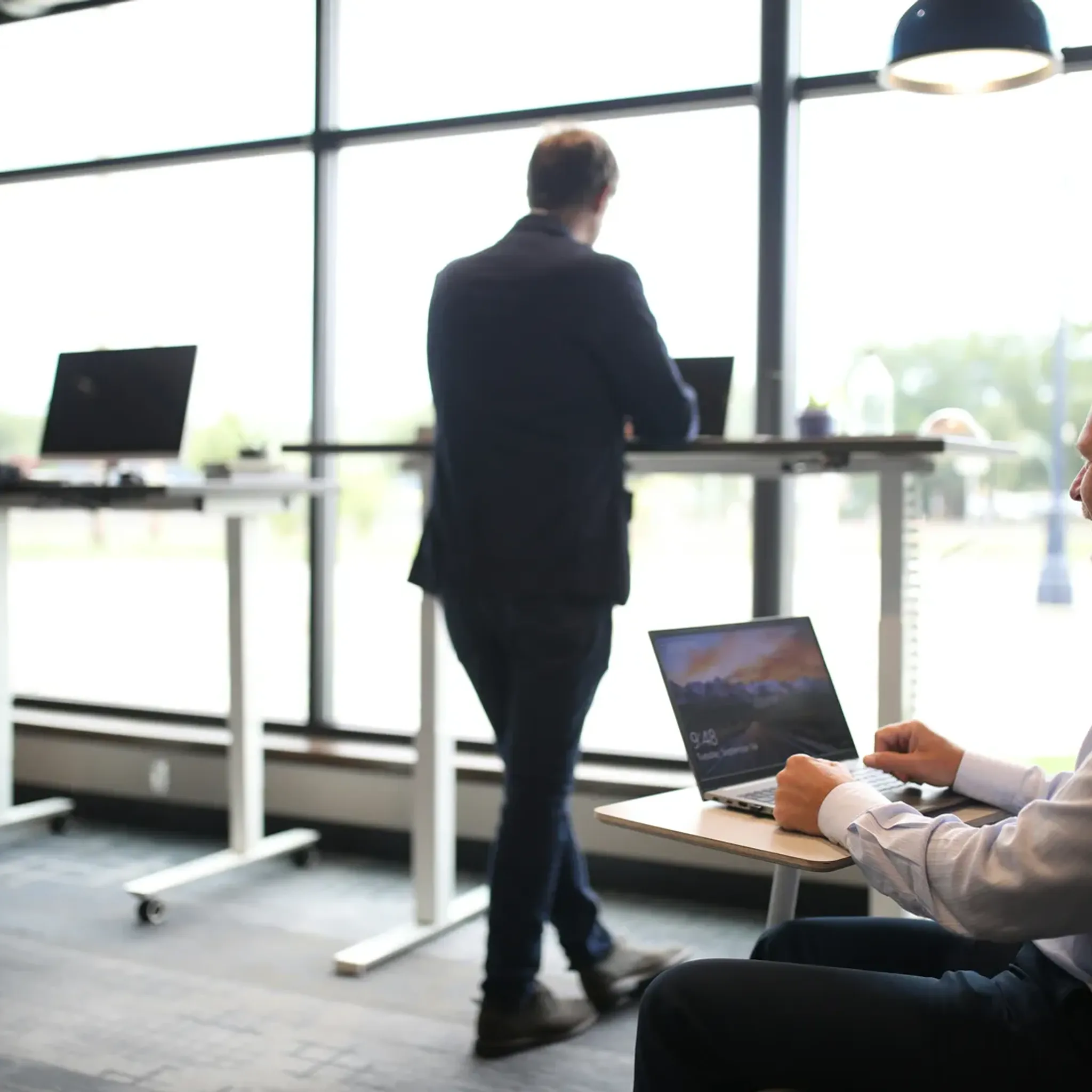 Büro mit Stehtischen und Laptop