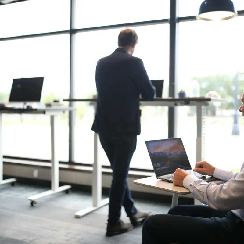 Büro mit Stehtischen und Laptop