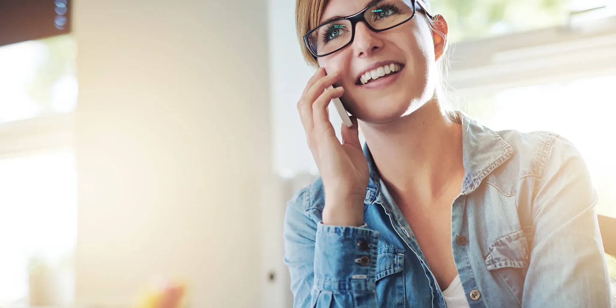 Frau mit Brille telefoniert mit Handy