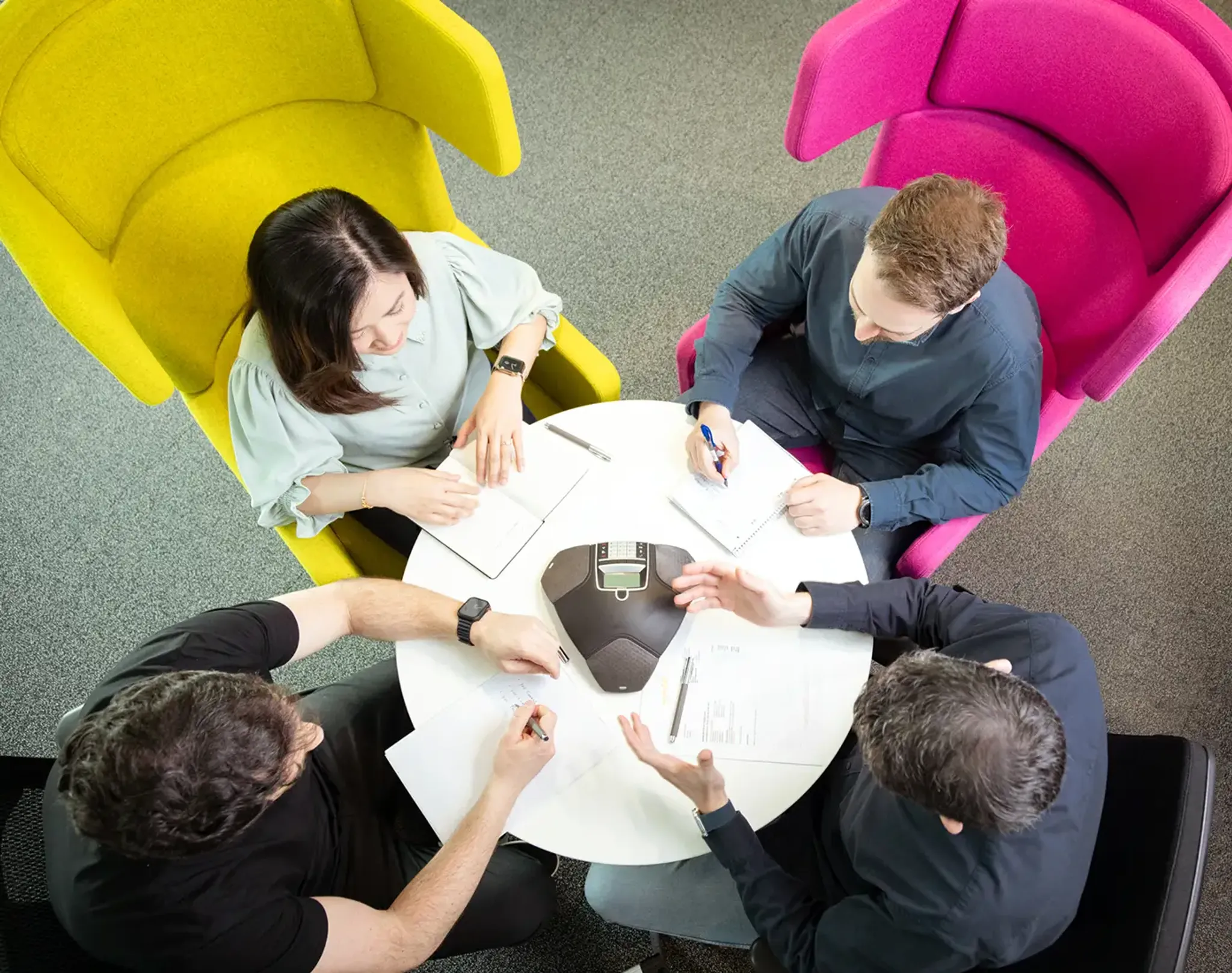 Das Team yuutel arbeitet zusammen an einem Kundenprojekt