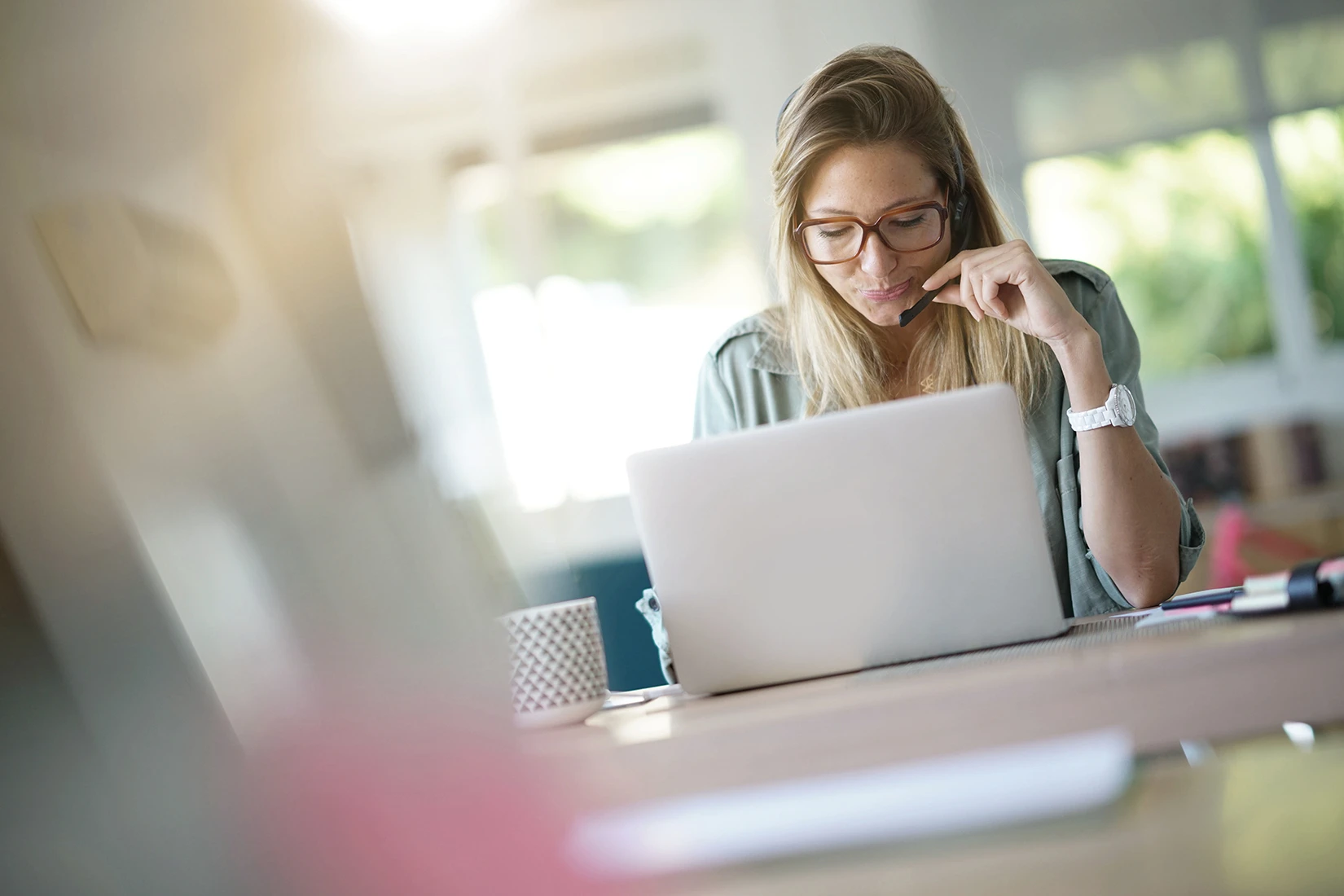 Frau arbeitet im Homeoffice vor Laptop